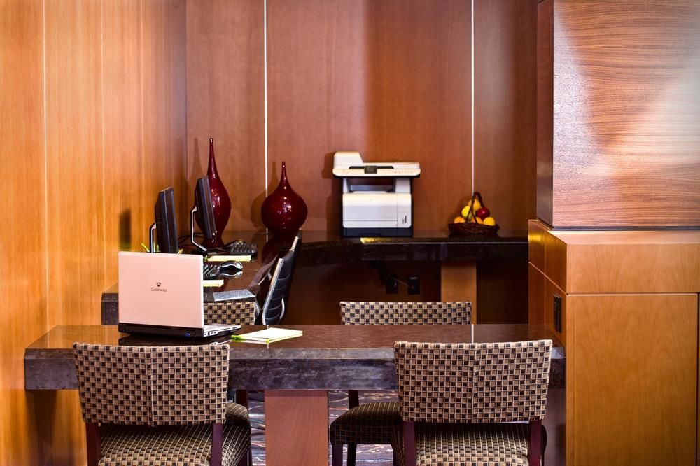 Hotel Courtyard By Marriott Boston Logan Airport Facilidades foto