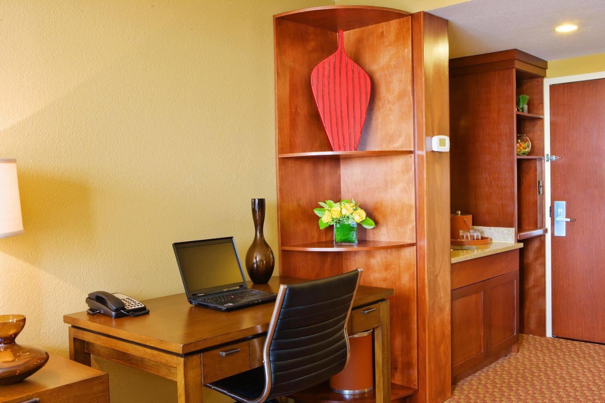 Hotel Courtyard By Marriott Boston Logan Airport Exterior foto